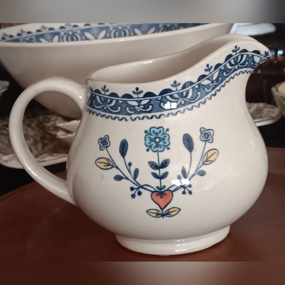 Vintage Johnson Brothers HEARTS and FLOWERS Old Granite Creamer - Picture 3 of 12